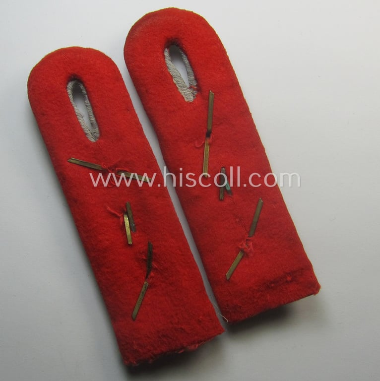 Moderately used pair of neatly 'cyphered', WH (Heeres) officers'-type shoulderboards as was intended for usage by a: 'Hauptmann u. Mitglied der Artillerie-Schießschule Thorn'