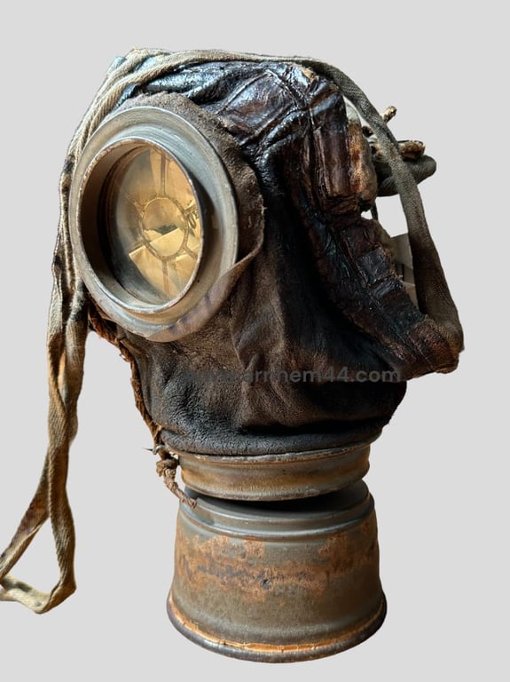 German WWI Gasmasker in Canister