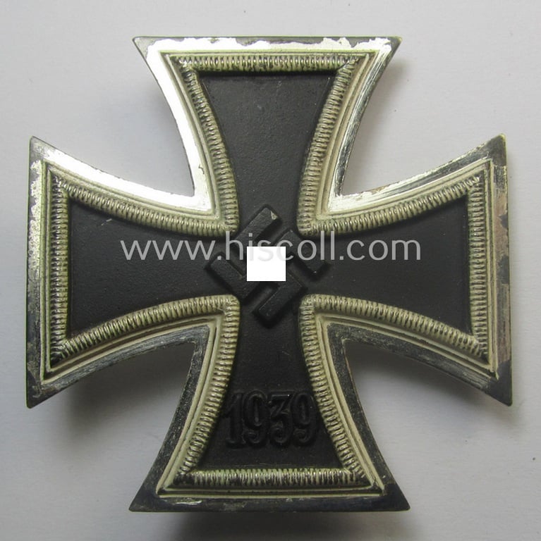 Superb, 'Eisernes Kreuz 1. Kl.' (or: Iron Cross 1st class) being a (typical) maker- (ie. 'L/18'-) marked example as was produced by the maker (ie. 'Hersteller'): 'B.H. Mayer's Kunstprägeanstalt' and that comes in its period (simplified) 'LDO-etui