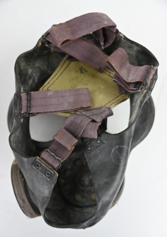British WW2 Leightweight Gasmask in Carrying Bag