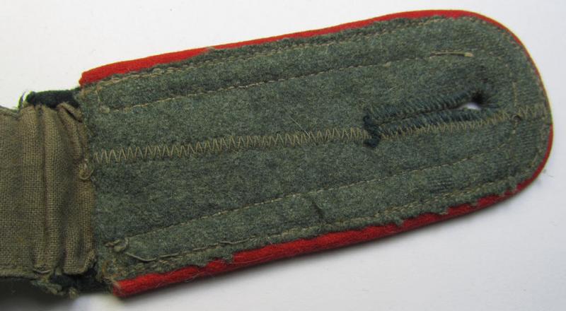 Attractive - albeit regrettably single! - pre- (ie. early-war-) period- (ie. 'M36'-/'M40-type') WH (Heeres) NCO-type shoulderstrap as was intended for usage by an: 'Unteroffizier eines (Sturm)Artillerie-Abteilungs o. Regiment'