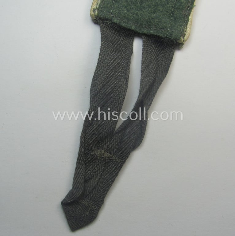 Neat - regrettably single but nevertheless scarcely encountered! - WH (Heeres) later-war period- (ie. 'simplified'- ie. 'M44- o. M45'-pattern-) NCO-type shoulderstrap as intended for - and clearly worn by! - an: 'Uffz. der Infanterie-Trpn.'