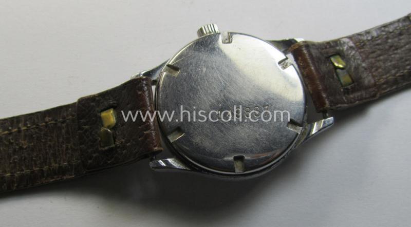 Neat - and actually scarcely encountered! - WH (Kriegsmarine) WWII-period wrist-watch (or: 'Dienstuhr') of the make: 'K.M. 720' having a beige-white-coloured dial-plate and neatly engraved number on its back that simply reads: '149867'