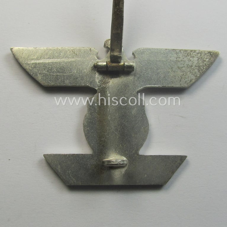 'Wiederholungsspange zum EK I. Klasse' (or: bar to the WWI IC first-class) by the maker (ie. 'Hersteller'): 'B.H. Mayer's Kunstprägeanstalt' and that comes stored in its accompanying etui