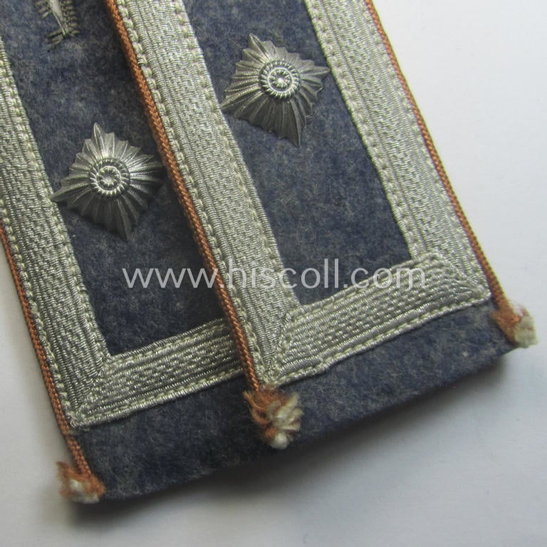 Pair of WH (Luftwaffe) NCO-type shoulderstraps as piped in the light- ie. rust-brown- (ie. 'hell- o. kupferbrauner'-) coloured branchcolour: 'Feldwebel der LW-Nachrichten-Trpn.'