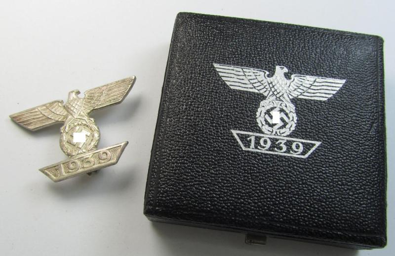 Superb - and rarely seen! - example of a: 'Wiederholungsspange zum EK I. Klasse' (or: bar to the WWI IC first-class) as was produced by the maker (ie. 'Hersteller'): 'B.H. Mayer's Kunstprägeanstalt' and that comes stored in its accompanying et...