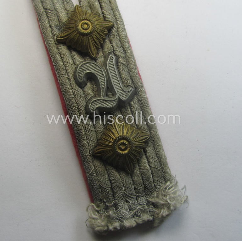 Single - but nevertheless scarcely found! - WH (Heeres) 'cyphered' officers'-type shoulderboard as was intended for usage by a: 'Hauptmann u. Mitglied eines Panzer-Aufklärungs-Abtlgs.'