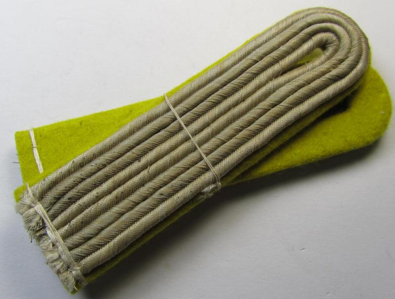 Fully matching pair of WH (Heeres) officers'-type shoulderboards as was intended for uage by a: 'Leutnant eines Nachrichten-Abteilung o. Regiments'