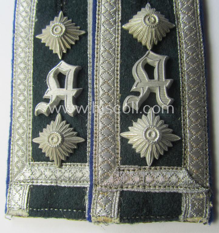 Superb - and scarcely seen! - pair of WH (Heeres) neatly 'cyphered', so-called: 'M36 o. M40'-NCO-type shoulderstraps as was intended for usage by an: 'Oberfeldwebel einer Sanitäts-Abteilung und Mitglied einer Ärtzlichen Akademie des Heeres'