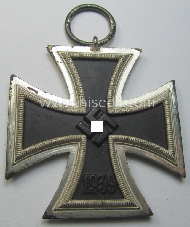 'Eisernes Kreuz II. Klasse' being a maker- (ie. '13'-) marked example that comes together with its confectioned ribbon (ie. 'Bandabschnitt') as was produced by the maker (ie. 'Hersteller'): 'Gustav Brehmer'