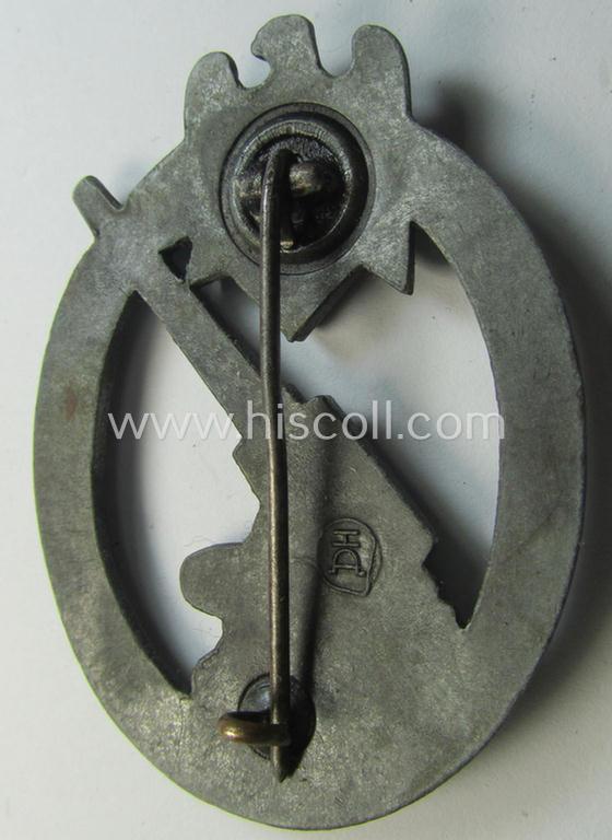 Superb - and actually rarely encountered! - 'Heeres-Flakkampf-Abzeichen' being a clearly maker- (ie. 'HA'-marked- and/or zinc- (ie. 'Feinzink'-) based specimen as was produced by the maker (ie. 'Hersteller') named: 'Hermann Aurich'