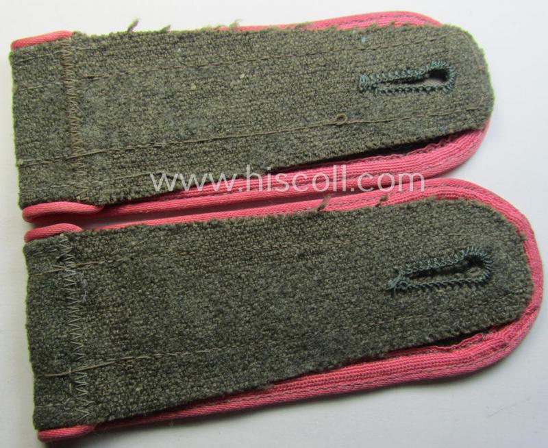 Pair of later-war-period, so-called: 'M44'-pattern, 'simplified' WH (Heeres) EM-type shoulderstraps: 'Soldat der Panzer- o. Panzerjäger-Trpn.'