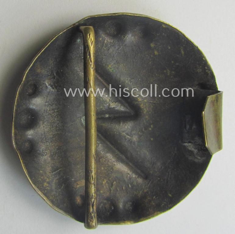Unusually seen, TR-period - and typically hand-crafted! - golden-bronze-coloured belt-buckle (ie. 'Koppelschloss') depicting an illustration of a so-called: 'Wolfshook'-rune