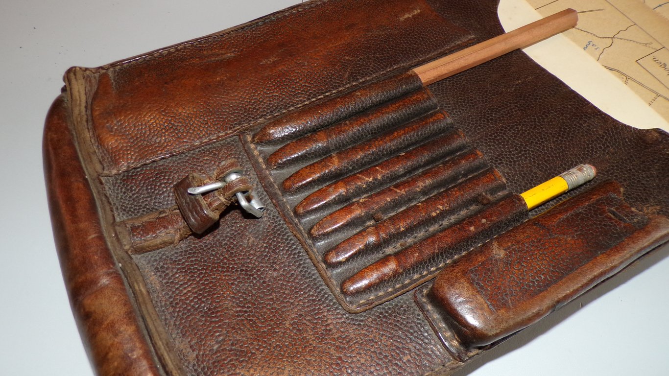 Kartentasche with content