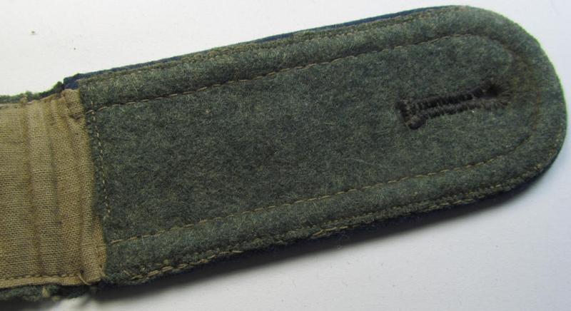 Neat - albeit regrettably single! - WH (Heeres) - I deem - early-war-period- (ie. 'M36/M40'-pattern) NCO-type shoulderstrap as was intended for usage by an: 'Unteroffizier eines Sanitäts-Rgts. o. Abts.'