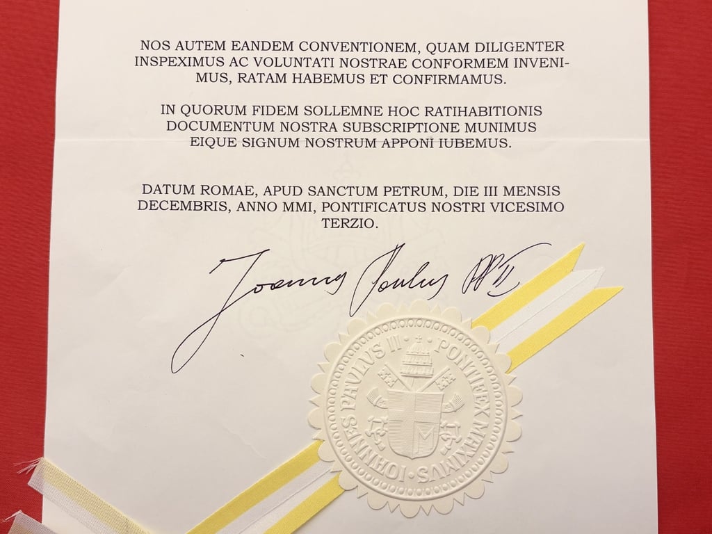 MAGNIFICENT AUTHENTIC SAINT POPE JOHN PAUL II HAND SIGNED VATICAN DOCUMENT.