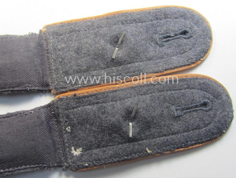 Pair of WH (Luftwaffe) NCO-type shoulderstraps as piped in the light-brown-coloured branchcolour as was intended for a: 'Feldwebel der Nachrichten-Trpn.'