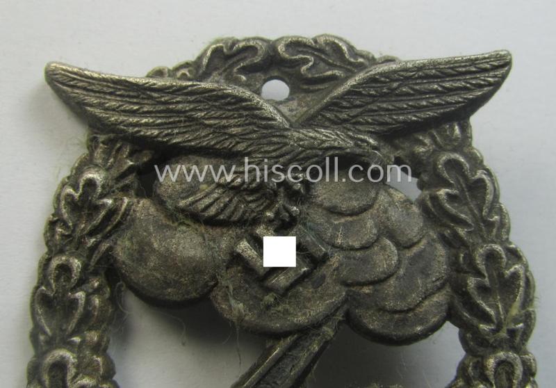 Later-war-period, zinc- (ie. 'Feinzink'-) based version of a WH (Luftwaffe) 'Erdkampfabzeichen' being a (typical) non-maker-marked example by the Austrian-based: 'Arno Wallpach'-company