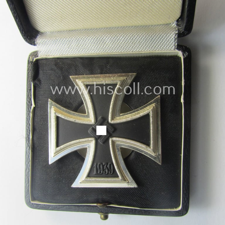 Superb, 'EK 1. Klasse' (or: Iron Cross 1st class) as executed in the scarcely seen so-called: 'screw-back'-pattern being a non-marked example that comes stored in its accompanying and maker-marked (ie. 'L/18'-) marked) etui
