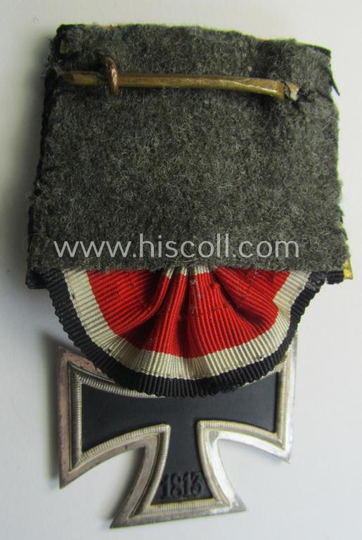 Superb, Iron Cross 2nd class (or: 'Eisernes Kreuz 2. Klasse') being a nicely preserved, maker- (ie. '100'-) marked example by the maker (ie. 'Hersteller'): 'Wächtler & Lange' and that comes period-mounted as a so-called: 'Einzelspange'