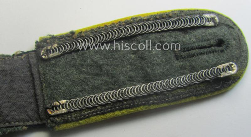 Single, early-war-period so-called: 'M36 o. M40'-pattern, WH (Heeres) NCO-type shoulderstrap as piped in the bright-yellow-coloured branchcolour as was intended for usage by an: 'Unteroffizier der Nachrichten-Trpn.'