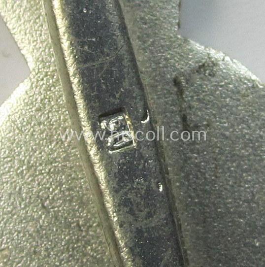 Superb - luxuriously-styled! - 'KvK 1. Klasse ohne Schwertern' being an attractive and maker- (ie. '50'-) marked specimen that is executed in typical, silverish-coloured metal (ie. 'Buntmetall') and that comes in a wonderful condition