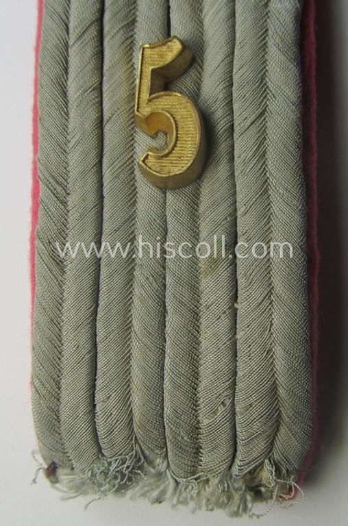 Single, WH (Heeres) neatly 'cyphered', officers'-type shoulderboard as was piped in the bright-pink branchcolour as was intended for a: 'Leutnant des Panzer-Rgts. 5'