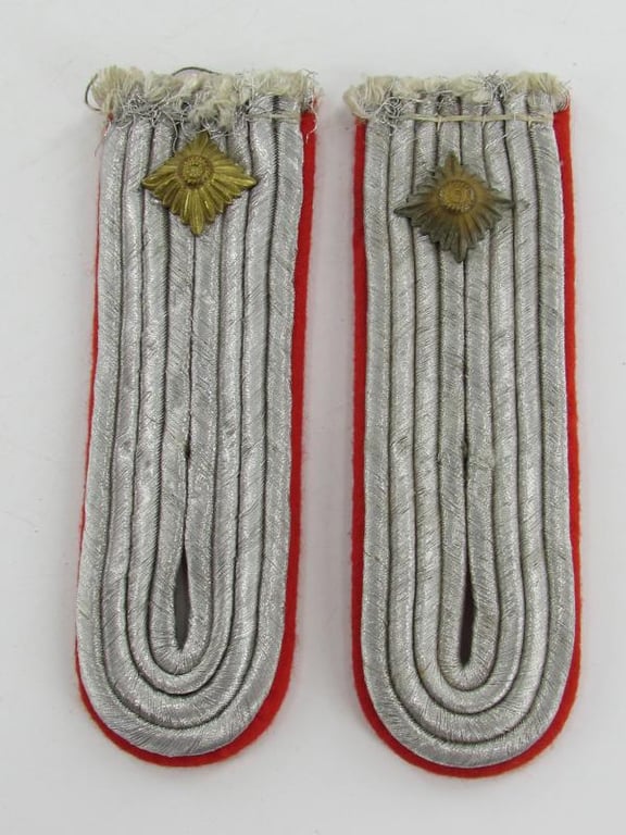 Luftwaffe Oberleutnant artillery shoulder boards