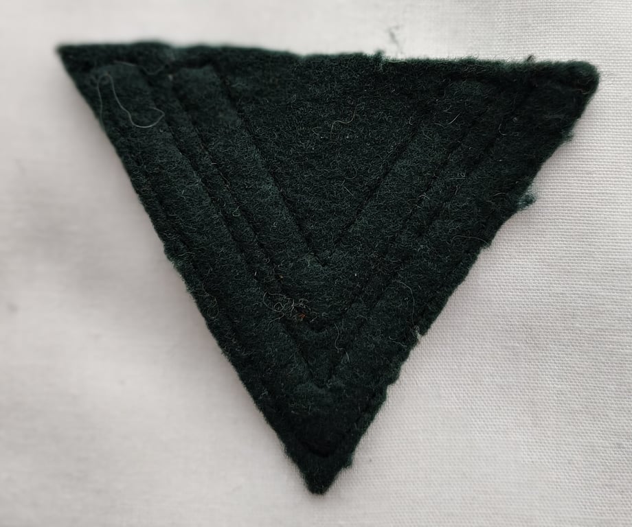 WH (Heeres) 'Armwinkel' (or: arm-chevron) as executed on typical  green badge cloth