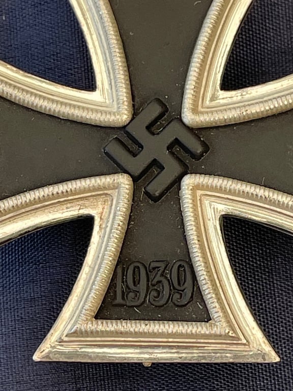 WW2 GERMAN CASED IRON CROSS 1st CLASS WITH MAKER STAMP AND MATCHING NAMED MAKER BOX OF ISSUE.
