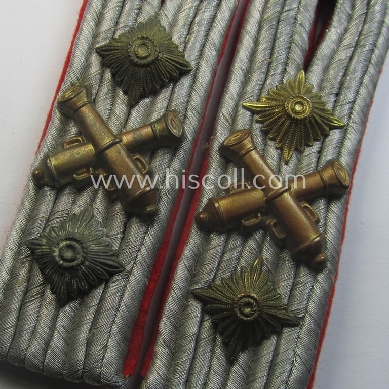 Fully matching - and actually scarcely encountered! - pair of WH (Heeres) neatly 'cyphered'- (and bright-red-piped!) officers'-pattern shoulderboards as specifically intended for a: 'Hauptmann u. Waffenoffizier der Artillerie-Trpn.'