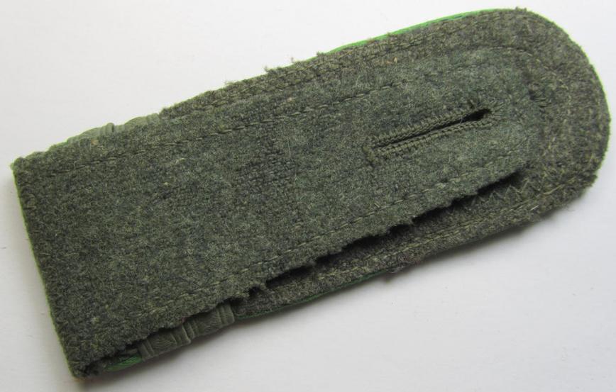 Single - but nevertheless scarcely found! - WH (Heeres) I deem mid-war period- (ie. 'M43'-pattern-) NCO-type shoulderstrap as was intended for usage by an: 'Unteroffizier u. Offiziers-Anwärter der Panzer-Grenadier-Truppen'