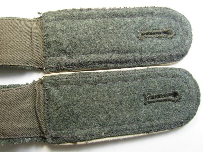 Attractive - and fully matching! - pair of WH (Heeres) NCO-type (ie. 'M40-/M43'-pattern) shoulderstraps as piped in the white- (ie. 'weisser'-) coloured branchcolour as was intended for usage by an: 'Unteroffizer eines Infanterie-Regiments'