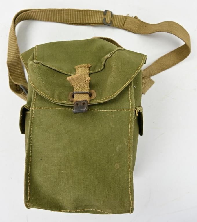 British WW2 Leightweight Gasmask in Carrying Bag