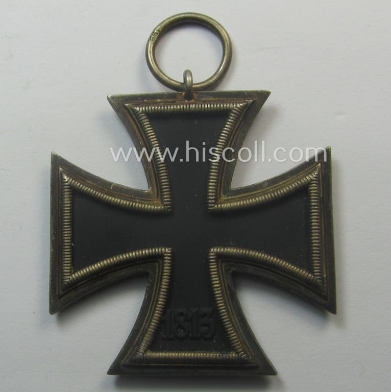 Fully matching 'EK II. Klasse'-set comprising of a neatly-maker- (ie. '66'-) marked specimen that comes with its ribbon (ie. 'Bandabschnitt') and 'Zellstoff'-based pouch as was produced by the company: 'Friedrich Keller' (ie. 'Hersteller 66')