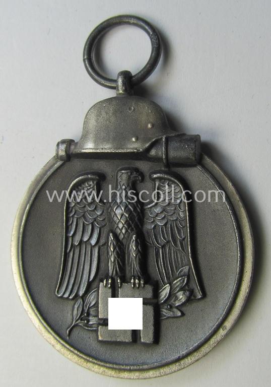 Attractive medal-set: 'Winterschlacht im Osten 1941-42' being a maker- (ie. '127'-) marked- (and/or 'Feinzink'-based) specimen by the maker: 'Moritz Hausch A.G.' and that comes together with its (non-confectioned) ribbon (ie. 'Bandabschnitt...