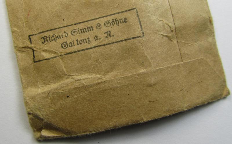 Superb, black-class wound-badge (or: 'Verwundeten-Abzeichen in Schwarz') being a non-maker-marked example that comes stored in its original, carton-based pouch as was produced by the maker (ie. 'Hersteller'): 'Richard Simm & Söhne'