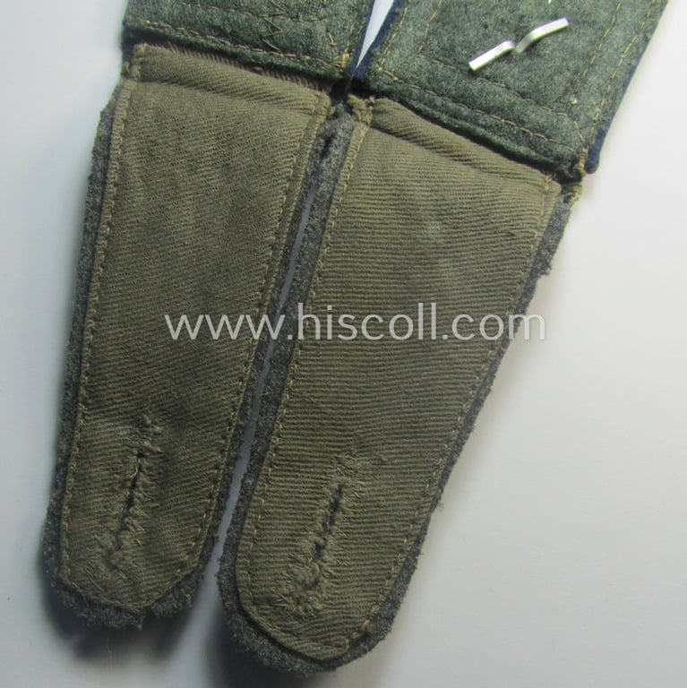 Superb - and rarely seen! - pair of WH (Heeres), 'cyphered', so-called: 'M40'-NCO-type shoulderstraps as was intended for usage by an: 'Oberfeldwebel einer Sanitäts-Abteilung und Mitglied einer Ärtzlichen Akademie des Heeres'