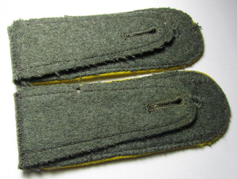 Attractive - and matching! - pair of WH (Heeres) mid-war-period- (ie. 'M43'-pattern-) EM-type shoulderstraps as piped in the bright-yellow- (ie. 'zitronengelber'-) coloured branchcolour as intended for a: 'Soldat der Nachrichten-Truppen'
