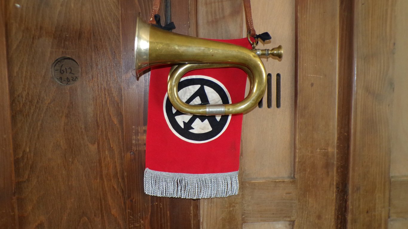 SA Signal Horn / Bugle with Multi-Layer Banner