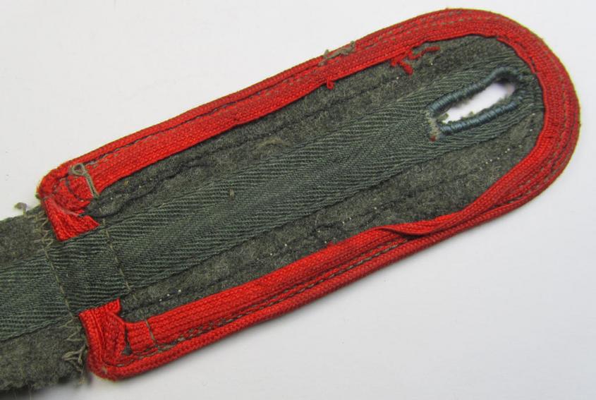 Single, later-war period (ie. so-called: 'M44'-pattern-), simplified, WH (Heeres) NCO-type shoulderstrap, as was intended for an: 'Unteroffizier eines (Sturm)Art.-Regiments'