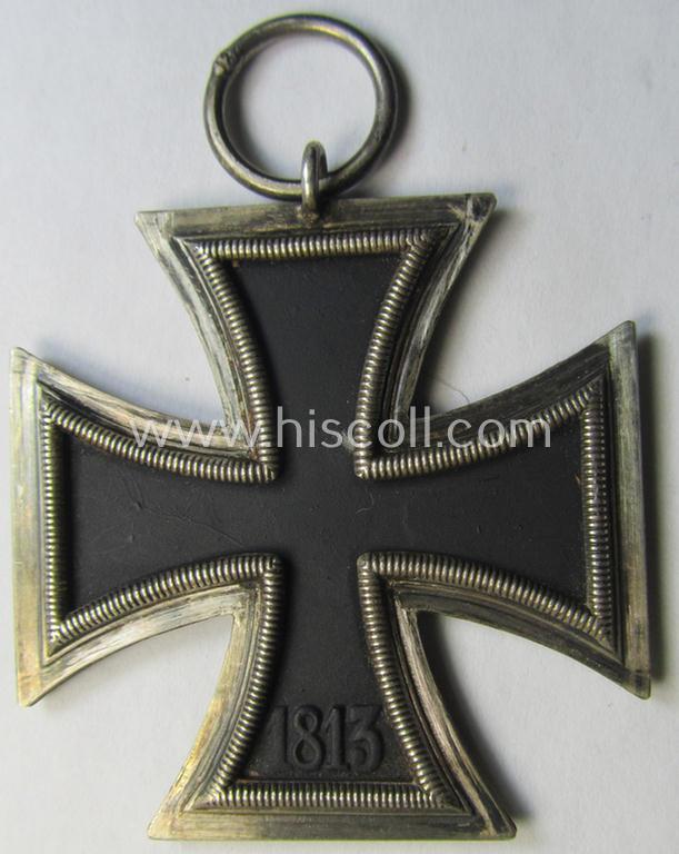 Attractive, 'Eisernes Kreuz II. Klasse' being a non-maker-marked example that comes together with its original- and never-mounted ribbon (ie. 'Bandabschnitt') as was (I deem) produced by the maker (ie. 'Hersteller'): 'Walter & Henlein'
