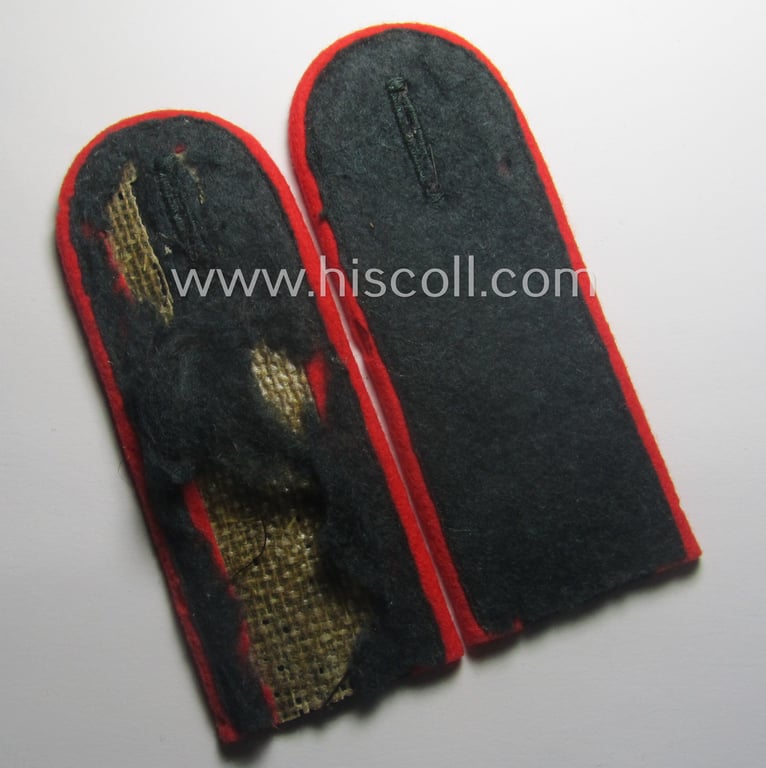 Pair of early-war-period, WH (Heeres) 'M40'-pattern, neatly 'cyphered' EM-type shoulderstraps as intended for a: 'Soldat u. Mitglied des Artillerie-Rgts. 20'