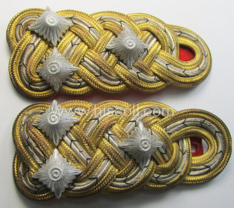 Pair of general-officers'-pattern shoulderboards: 'Generaloberst'