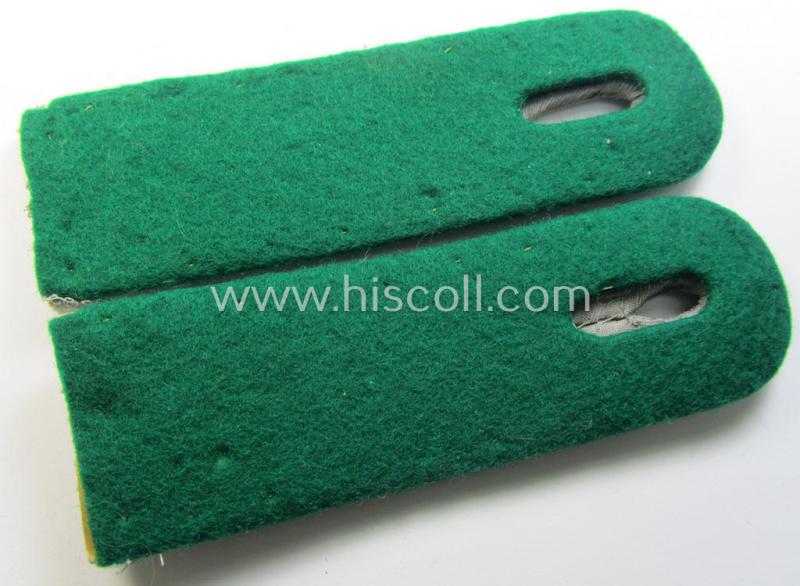 Attractive - and fully matching! - pair of WH (Heeres) officers'-type shoulderboards as piped in the darker-green-coloured branchcolour as was intended for usage by a: 'Leutnant eines Jäger- o. Gebirgsjäger Regiments'