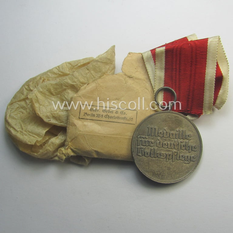 Medal-set: 'Medaille für Deutsche Volkspflege' being a non-maker-maker-marked specimen that comes still packed in its original (but damaged) pouch of issue by the 'Gebr. Godet'-company as issued and/or recently found