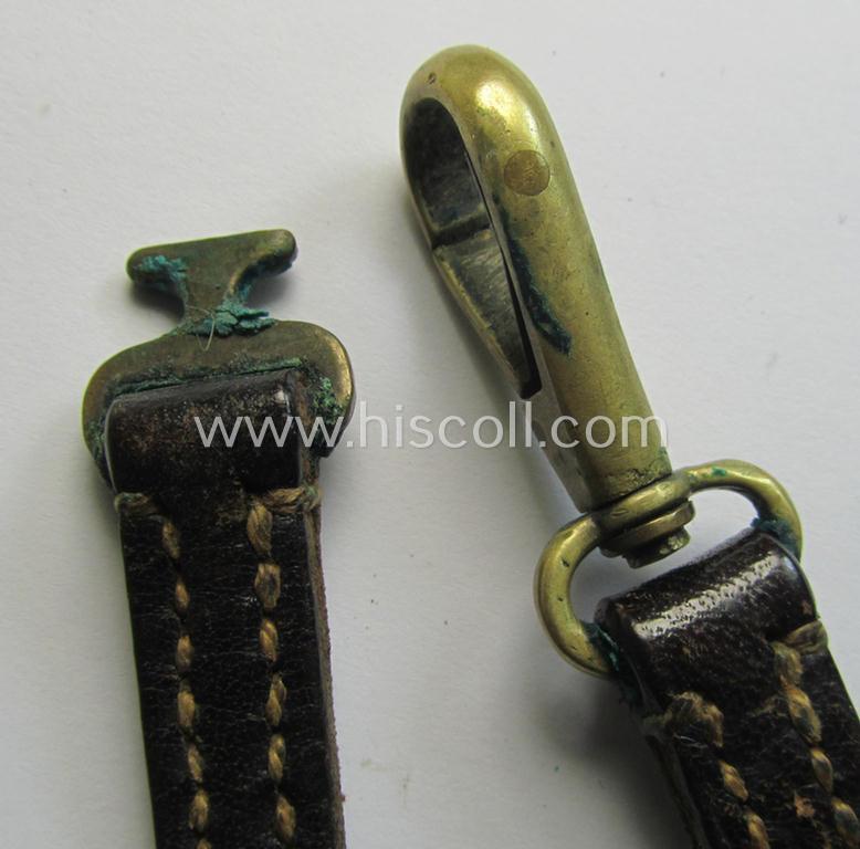 Superb, 'standard-issue'-pattern, black-coloured and/or copper-based WH-compass (ie. 'Marschkompass') which is nicely 'MK'-marked and/or individually numbered: '27854' and that comes mounted onto its period 'Fangschnur'