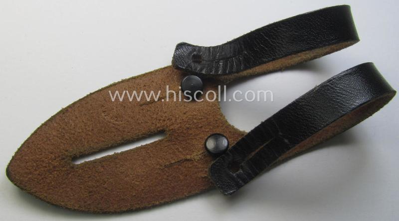 'Standard-issue'-pattern, WH binoculars (ie. 'Dienstglas 6 x 30 o. 10 x 50') so-called: 'anti-movement flap' (or: 'Tragelasche für Dienstgläser') as was executed in black-coloured leather