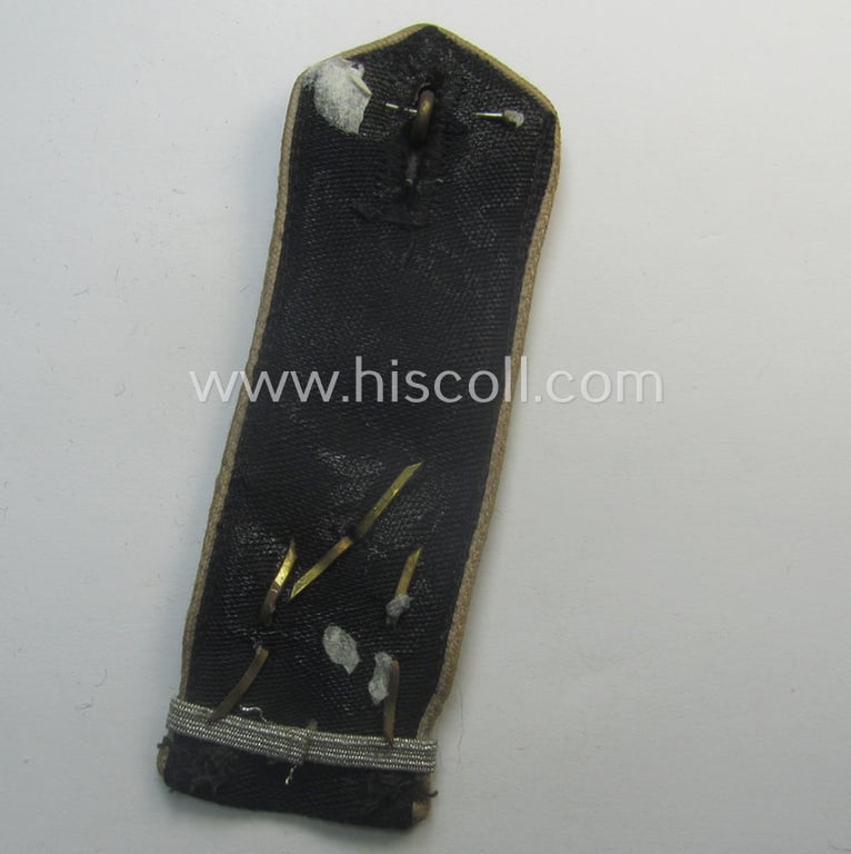 Single - and scarcely found! - white-piped, so-called: 'Reiter-HJ' (ie. 'HJ-Streifendienst') shoulderstrap as was intended for usage by a: 'HJ-Obergefolgschaftsführer' as attached to the: 'Bann 75' (= 'Bann Bremen' in the 'Gebiet Nord Nordsee')