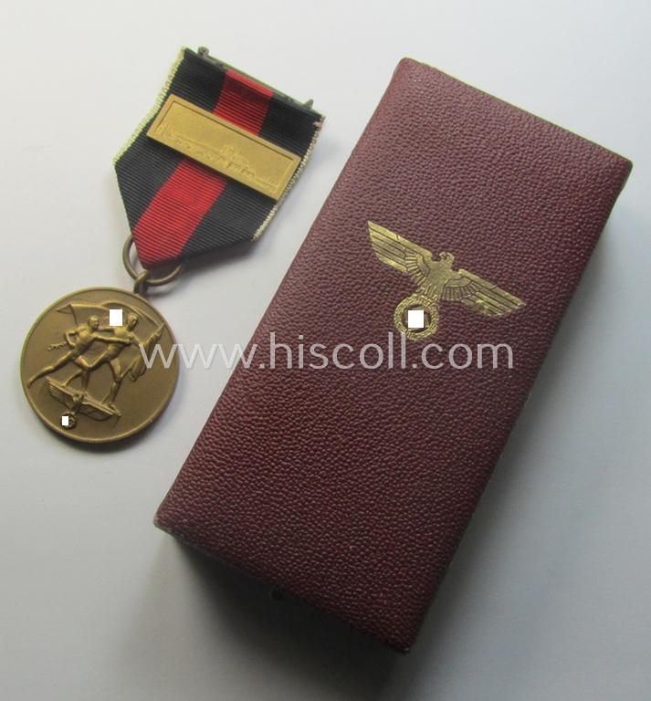 WH Czech-occupation- (ie. 'Anschluss'-) medal: '1. Oktober 1938' that comes with its period-attached 'PB-Spange' and that comes stored in its bordeaux-red-coloured- and/or non-maker-marked etui